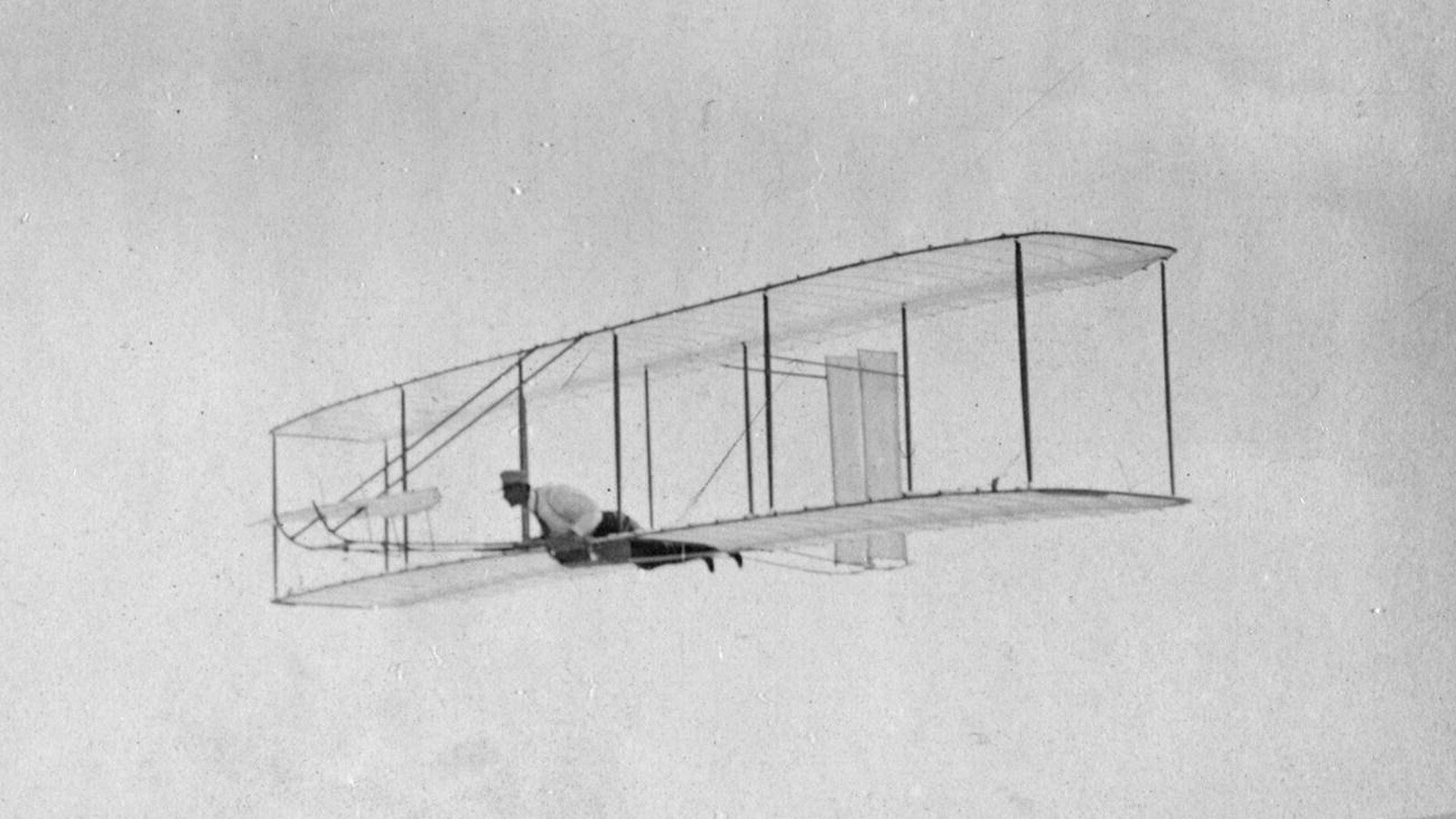 the Wright brothers&rsquo; 1902 glider in flight